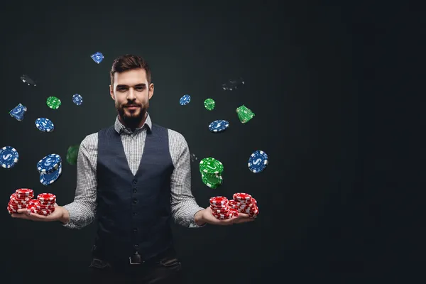 একজন তরুণী তার ফোনে আরাম করে গেম খেলছেন, আর চারপাশে ভাসছে ডায়নামিক ক্যাসিনো উপাদান—যা OMGBT অ্যাপের মসৃণ মোবাইল অভিজ্ঞতাকে ফুটিয়ে তোলে।