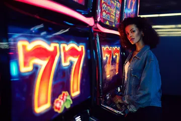 উৎসবের মুহূর্তে ঐতিহ্যবাহী পোশাক পরা এক আনন্দিত নারী তার স্মার্টফোন ব্যবহার করছেন, যা দেখায় OMGBT অ্যাপ কীভাবে দৈনন্দিন জীবনের সঙ্গে সহজে মানিয়ে যায়।